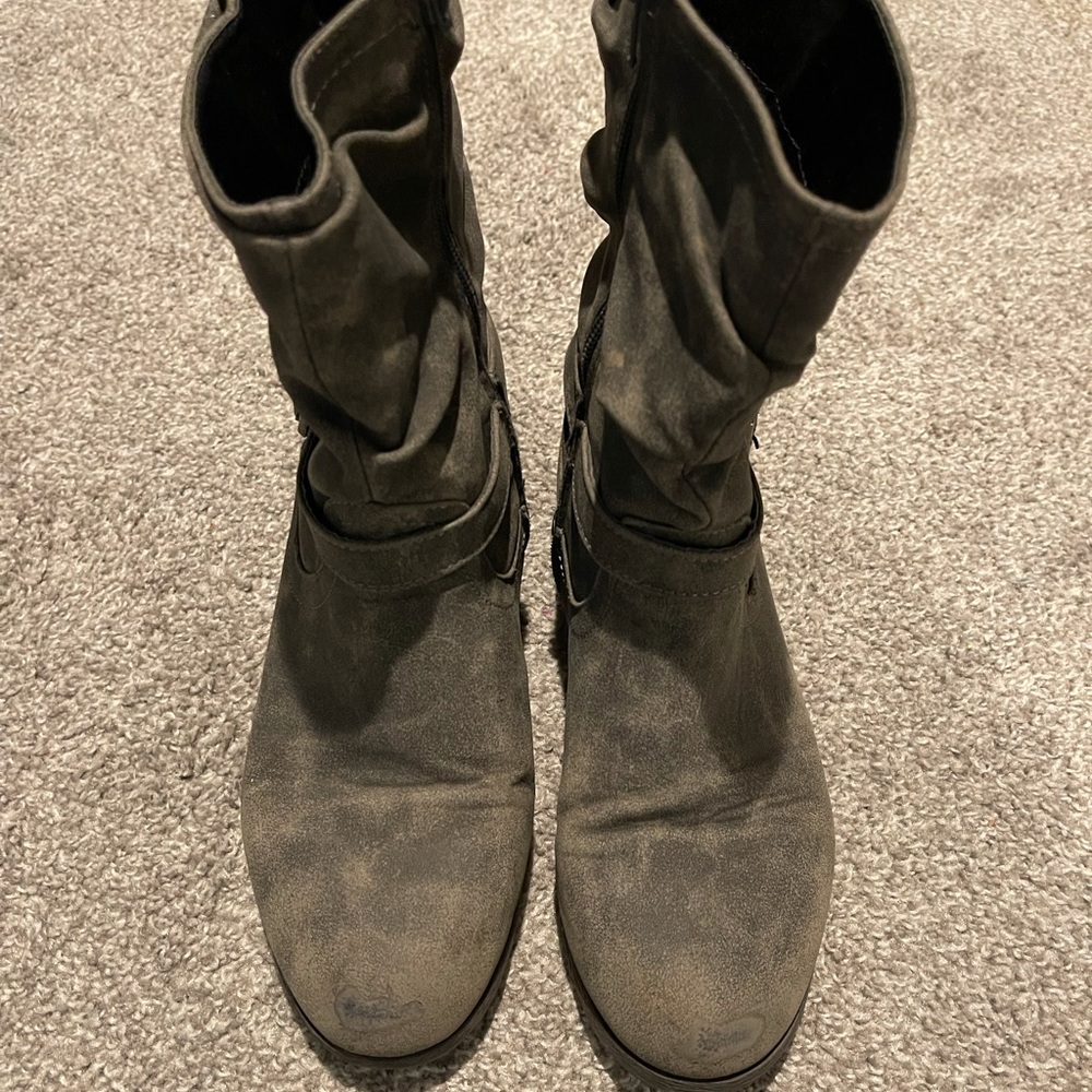 Gray boots. Size 10.